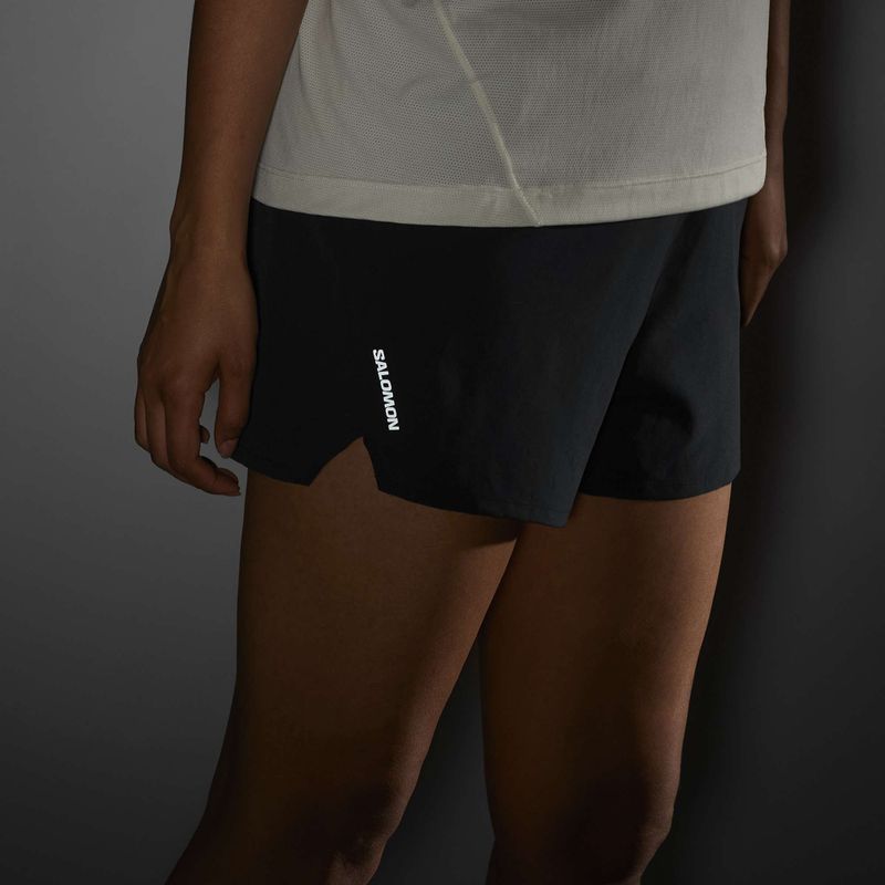 Salomon SHAKEout Core 4" női futónadrág mély fekete 5